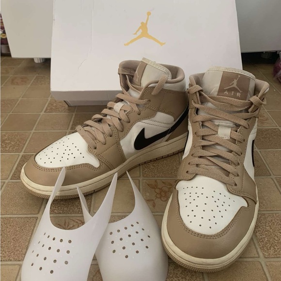 Air Jordan 1 Mid - Picture 1 of 4